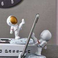 Office Desk Decoration Nordic Style Astronauts Mobile Phone Stand Holder Ornaments Resin Spaceman Bracket Toys Boyfriend Gift